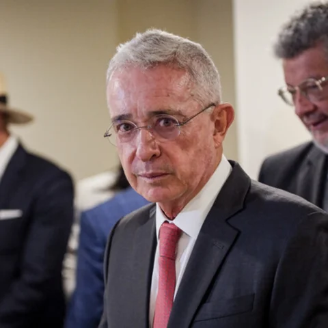 Al cumplirse una década del plebiscito sobre el Acuerdo de Paz de 2016, el expresidente Álvaro Uribe presentó una serie de asuntos que, desde su perspectiva, siguen pendientes. El exmandatario se refirió al narcotráfico, la situación jurídica de integrantes de la Fuerza Pública y los derechos políticos de personas condenadas.