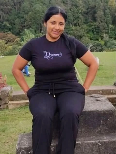 Serpress-Popayán Total, consternación en los habitantes del barrio Lola de la Virgen por el fallecimiento de la señora de 40 años, Claudia Sevilla Jiménez, madre de dos hijos, quien fue víctima de un conductor irresponsable este sábado en horas de la mañana, cual el conductor de un vehículo en estado de embriaguez la atropello, quedando su cuerpo debajo de carro, lo que llevó a que varios hombres a que alzarán el automotor, para poder sacarla.