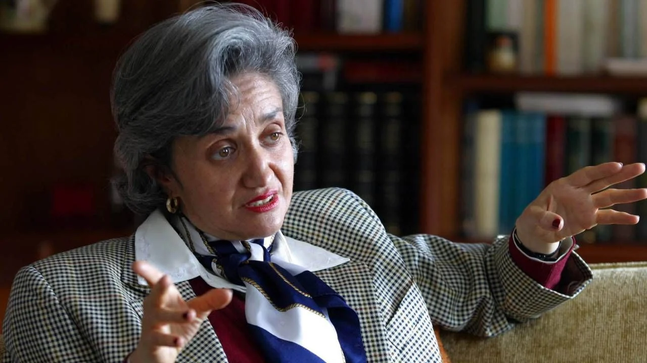 Serpress-Bogotá Tras la auditoría forense, la ministra Ilva Hoyos decidirá si remite a la Fiscalía los hallazgos y si reforma el modelo de salud creado por la administración Petro. La billonaria crisis del Fomag que tiene en riesgo la salud de más de 800.000 profesores y sus familias. La crisis más profunda en 35 años del Fondo Nacional de Prestaciones Sociales del Magisterio (Fomag) llegará este viernes 30 de octubre de 2026 a su punto de decisión. La ministra de Educación, Ilva Myriam Hoyos Castañeda, ese día a la sesión del Consejo Directivo de la entidad, donde expondrá el panorama completo de un problema que ella misma juzga como desbordado.