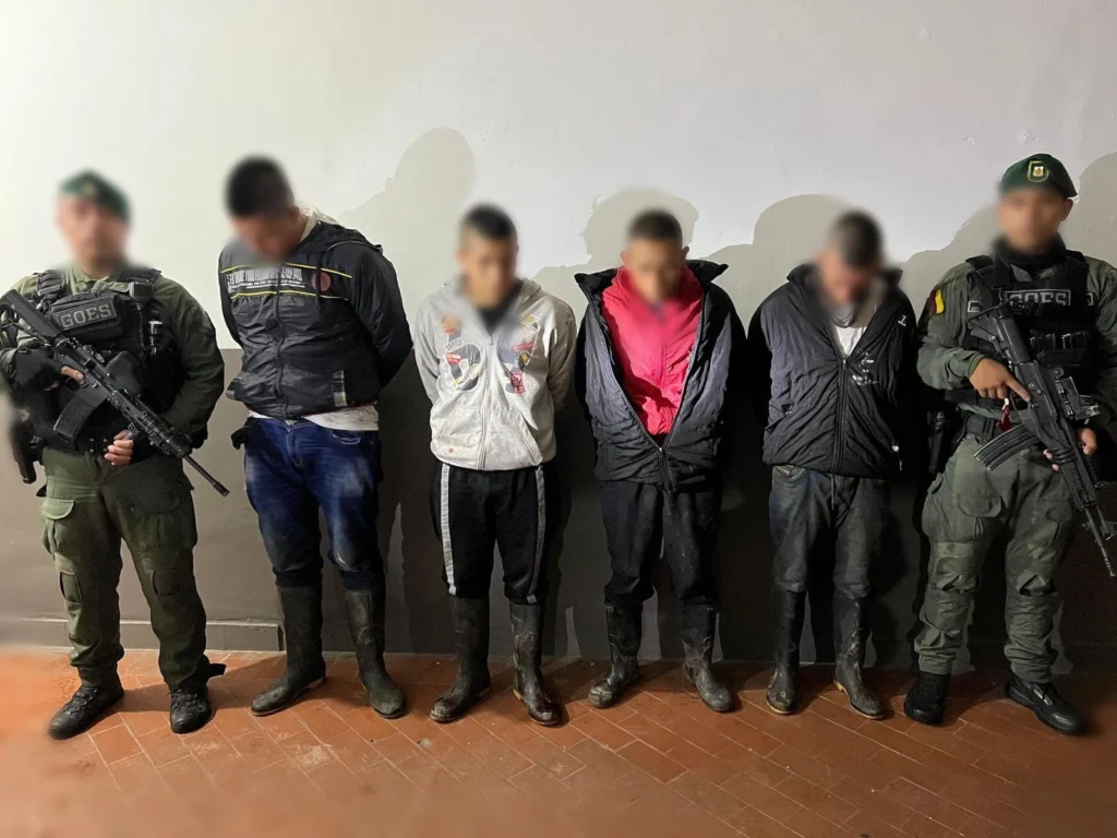 En un mega operativo sorpresa desplegada por la SIJIN, GOES, CTI, Gaula Militar y Fiscalía, las autoridades le propinaron un golpe contundente a una temida banda dedicada al atraco y robo de motocicletas en la capital caucana.