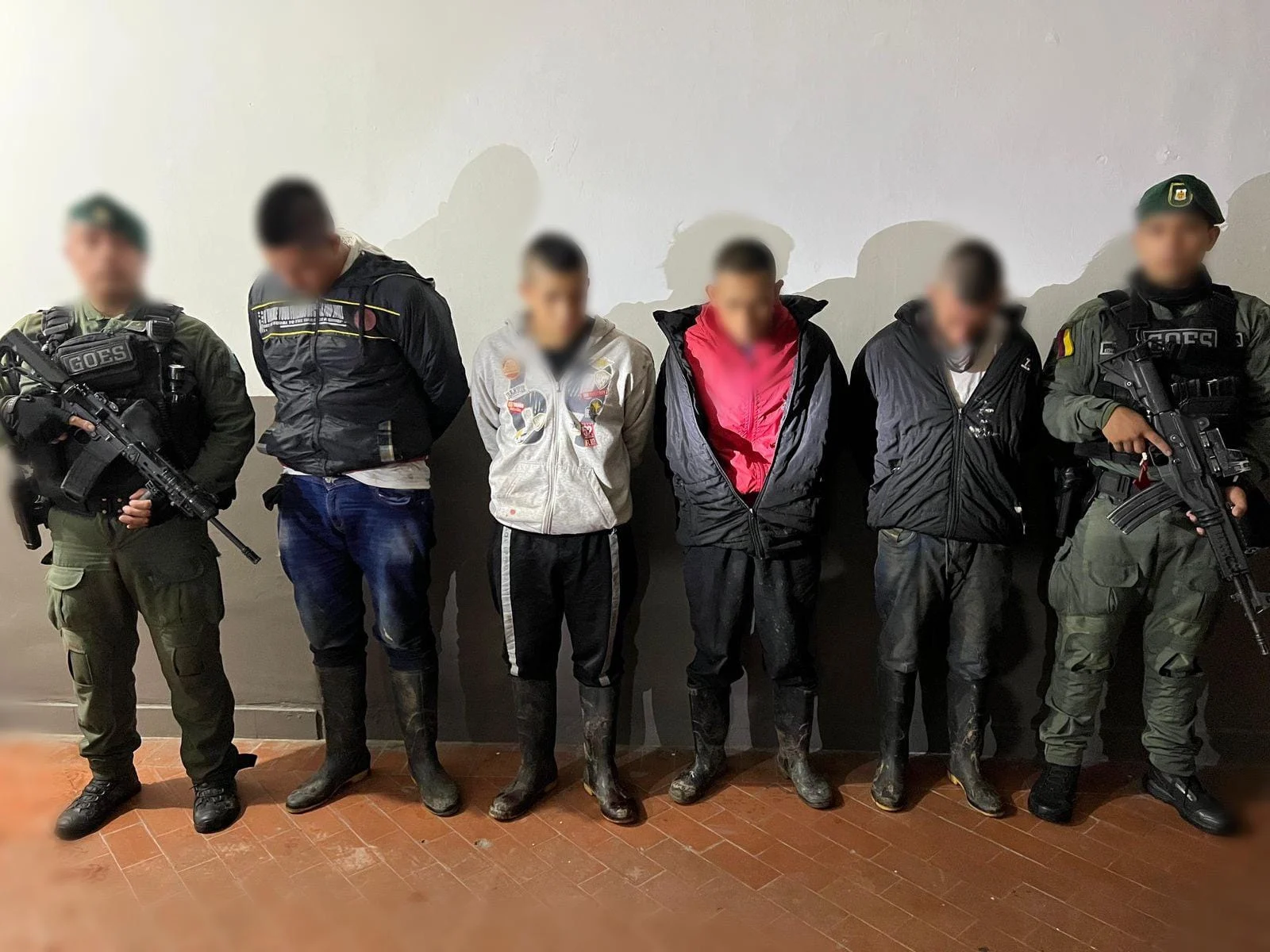 En un mega operativo sorpresa desplegada por la SIJIN, GOES, CTI, Gaula Militar y Fiscalía, las autoridades le propinaron un golpe contundente a una temida banda dedicada al atraco y robo de motocicletas en la capital caucana.