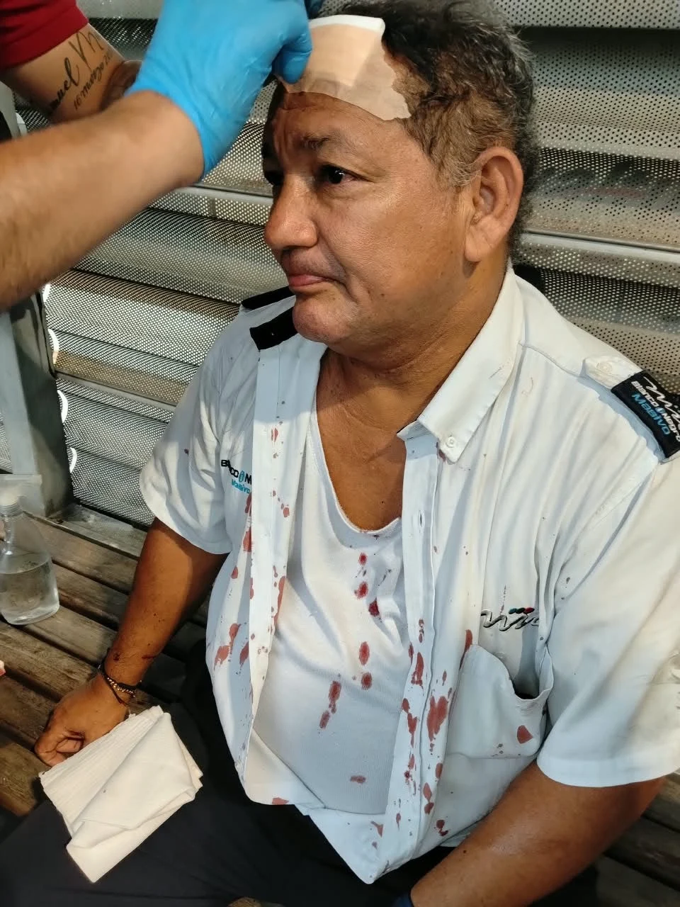 Un operador del MIO en la ciudad de Cali, fue atacado con piedras por un grupo de jóvenes y un adulto cuando les pidió que bajaran del techo de un bus. La Policía capturó a uno de los presuntos agresores.