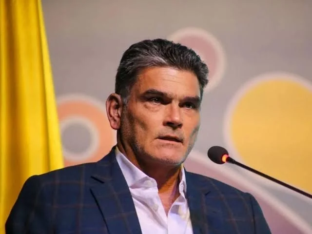 El procurador general Gregorio Eljach Pacheco solicitó la renuncia protocolaria de quienes actualmente ocupan las procuradurías delegadas. La entidad revisará durante aproximadamente un mes sus hojas de vida y perfiles antes de definir continuidades, ajustes o nuevos nombramientos.