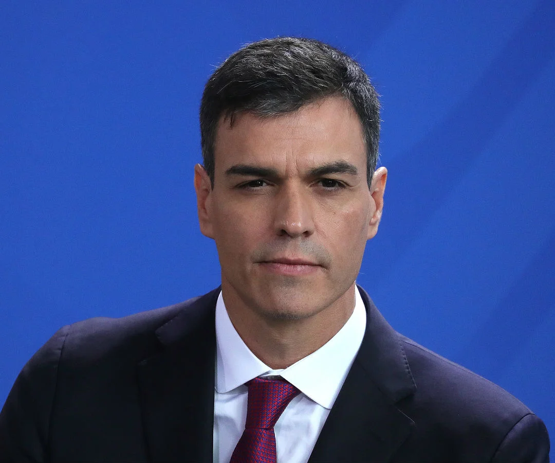 El presidente del Gobierno español disolvió las Cortes tras el rechazo parlamentario a sus decretos de vivienda, un asunto que se ha convertido en el eje del debate político y de la protesta social, convocando a elecciones generales anticipadas para el 29 de noviembre de 2026. El presidente del Gobierno de España, Pedro Sánchez, anunció este lunes, de manera sorpresiva, la convocatoria de elecciones generales anticipadas para el 29 de noviembre de 2026. La trascendental decisión fue comunicada desde el Palacio de La Moncloa, la sede de la Presidencia del Gobierno, después de haber informado previamente al rey Felipe VI, cumpliendo con el protocolo constitucional.